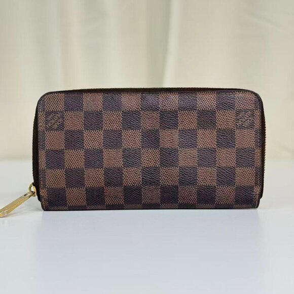 Louis Vuitton Damier Ebene Wallet with Classic Checkered Design - Picture 1 of 9
